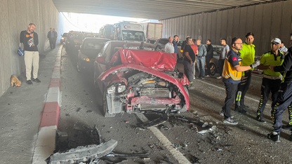 Uşak'ta üç otomobilin çarpışması sonucu 3 kişi yaralandı