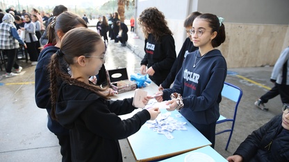Öğrencilerin kermes geliriyle iki bakkalın veresiye defterindeki borçlar silindi