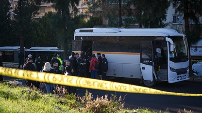 İzmir'de tıra çarpan okul servisindeki öğrencilerden 1'i öldü, 1'i yaralandı