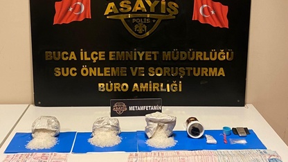 İzmir'de uyuşturucu ticareti yapan 2 şüpheli gözaltına alındı