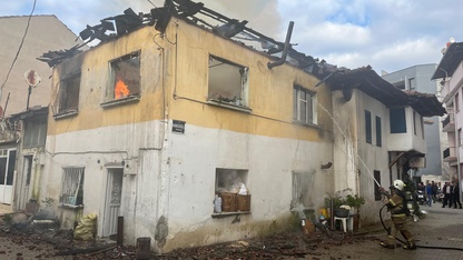 İzmir'de çıkan yangında müstakil ev kullanılmaz hale geldi 