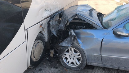 Kütahya’da otomobil park halindeki işçi servisine çarptı: 2 yaralı