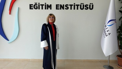40 yıl sonra üniversiteye dönüp 72 yaşında "doktor" ünvanı aldı