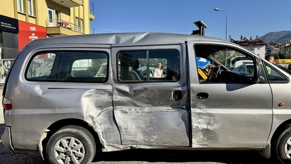 Fethiye'de minibüs ile kamyonetin çarpıştığı kazada 13 kişi yaralandı