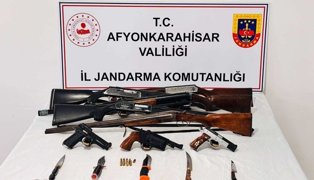 Afyonkarahisar'da ruhsatsız silah operasyonunda 8 şüpheli yakalandı