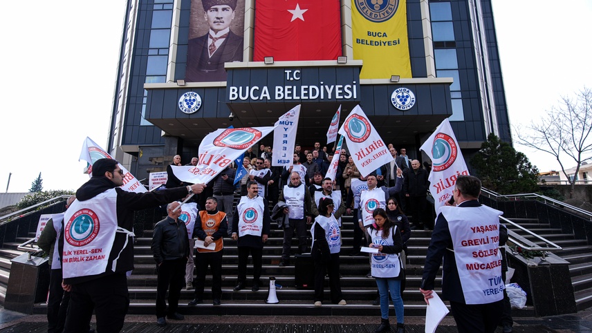 Buca Belediyesinde görevli memurlar alacakları için eylemlerini sürdürüyor
