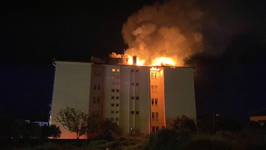 Aydın'da lise yurdunda çıkan yangına müdahale ediliyor