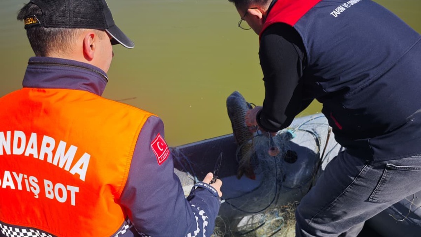 Çivril'de gölde kaçak avcılık denetimi yapıldı