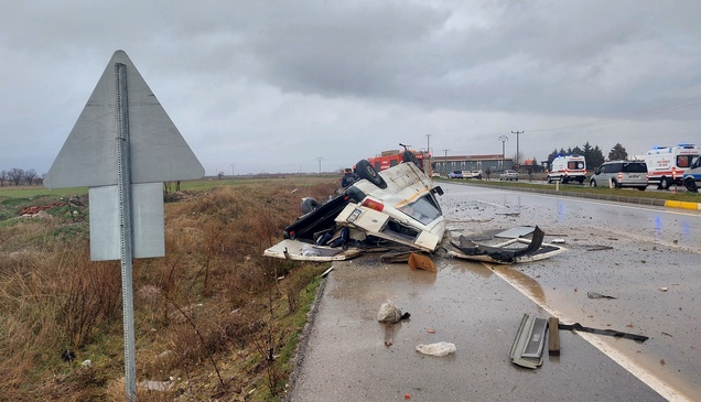 Çivril'de devrilen minibüsteki 2 kişi yaralandı