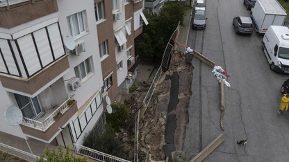 İzmir'de istinat duvarı çöken bina sakinleri sorunun çözülmesini istiyor
