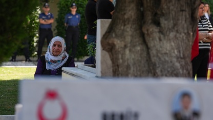 İzmir'de şehit aileleri arife günü yakınlarının mezarını ziyaret etti