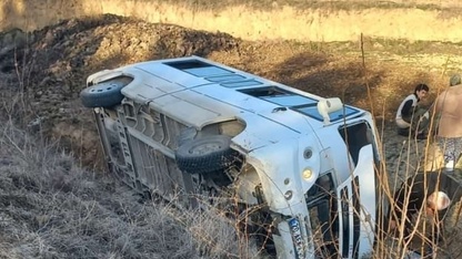 Denizli'de işçi servisinin devrilmesi sonucu 1 işçi hayatını kaybetti