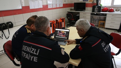 Denizli'de itfaiyeciler AA'nın "Yılın Kareleri" oylamasına katıldı