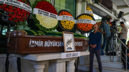 Şarkıcı Metin Arolat, İzmir'de son yolculuğuna uğurlandı