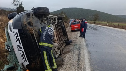 Denizli'de diyaliz hastalarını taşıyan minibüsün devrildiği kazada 9 kişi yaralandı