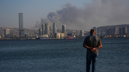 GÜNCELLEME - İzmir'de ormanlık alana sıçrayan yangına müdahale ediliyor