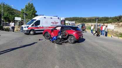 İzmir'de otomobille çarpışan motosikletin sürücüsü ağır yaralandı