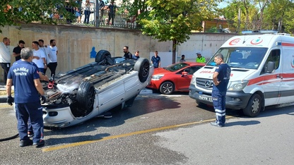 Manisa'da park halindeki araca çarpan otomobil takla attı