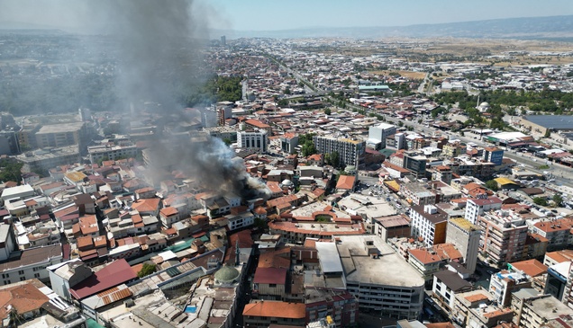 Denizli'de 3 katlı iş yerinde yangın çıktı