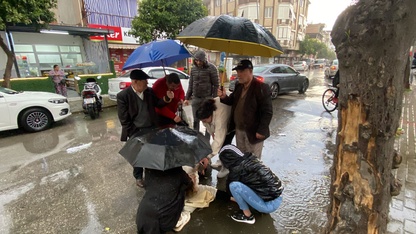 Aydın'da kazada yaralanan motosikletli kadına vatandaşlardan "insanlık" şemsiyesi 