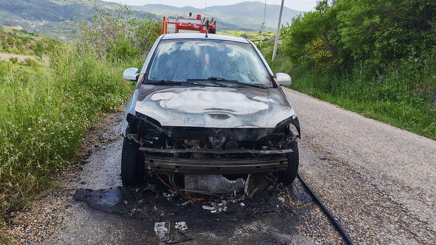 Demirci'de otomobilde çıkan yangın söndürüldü