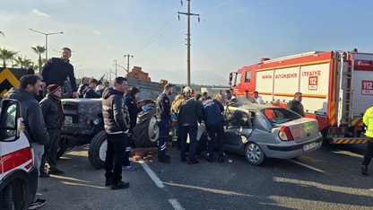 Manisa'da traktör ile otomobilin çarpışması kamerada