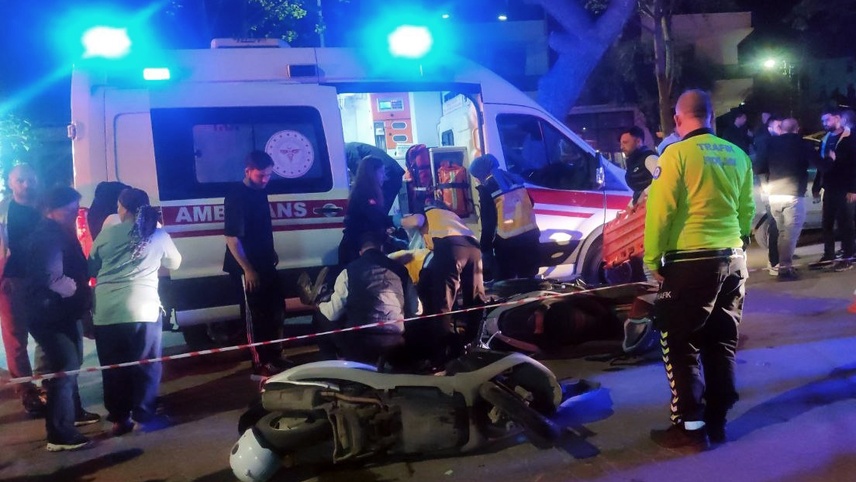 İzmir'de 3 kişinin yaralandığı kaza güvenlik kamerasında