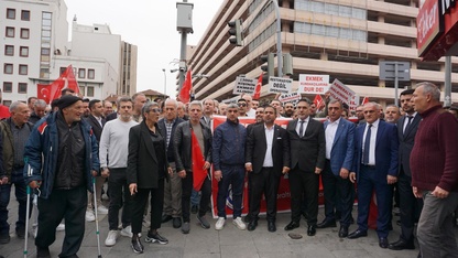 İzmir'de Kemeraltı esnafı Çankaya'daki katlı otoparkın kapatılmasını protesto etti