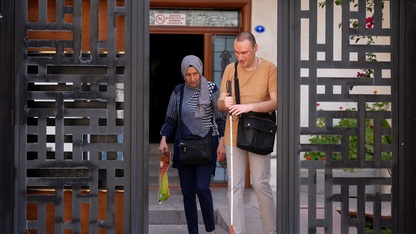 Fedakar anne görme engelli oğlunun elini 39 yıldır bırakmıyor