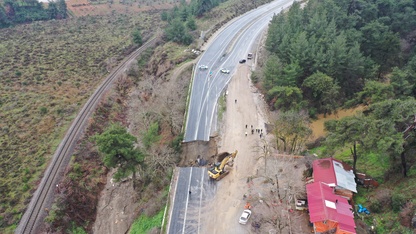İzmir'de şiddetli yağış nedeniyle Selçuk-Aydın kara yolunda çökme meydana geldi