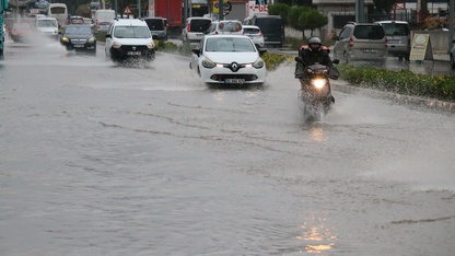 İzmir'de sağanak ve kuvvetli rüzgar yaşamı olumsuz etkiliyor