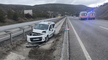 Kütahya’da hafif ticari aracın savrulduğu kazada 3 kişi yaralandı
