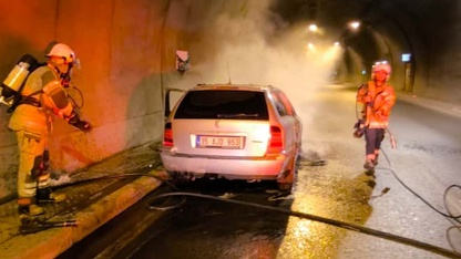 İzmir'de tünelde alev alan otomobil yandı