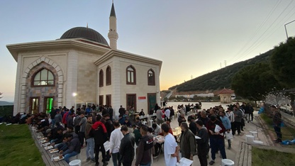 Bodrum'da bir imam, cami avlusunda iftar sofrası kuruyor 