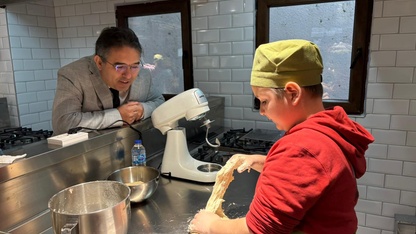 Marmaris'te ilkokul öğrencileri gazi ailesi için ramazan pidesi hazırladı