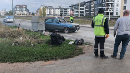 Kütahya'da ehliyetsiz sürücünün kullandığı otomobilin çarptığı 2 kişi yaralandı