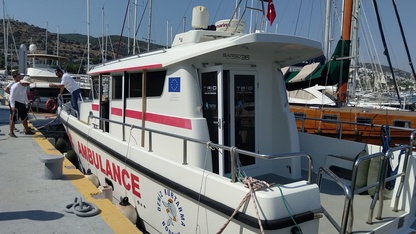 Bodrum'da gezi teknesinde düşerek yaralanan personel deniz ambulansıyla tahliye edildi