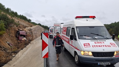 Kütahya'da istinat duvarına çarpan otomobilin sürücüsü ile eşi öldü
