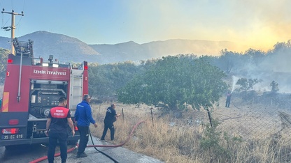 GÜNCELLEME - İzmir Dikili'de sitede çıkarak makilik alana sıçrayan yangına müdahale ediliyor