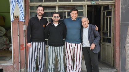 Demirci'de terzi Yaşar Öztemel nostaljik çizgili pijamaları yaşatıyor