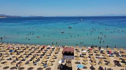 Kuşadası ve Didim'in sahillerinde 39 mavi bayrak dalgalanıyor