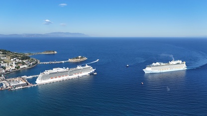 Kuşadası'na 3 kruvaziyerle 8 bin 560 turist geldi