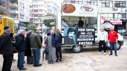 Manisalı hayranları, Ferdi Tayfur için lokma dağıttı