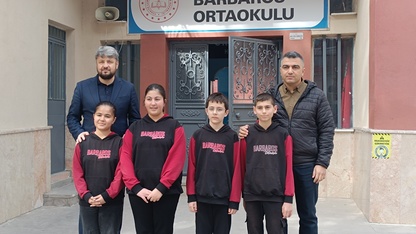 Afyonkarahisar'da öğretmen ve öğrenciler, veresiye defterlerindeki borçları kapattı