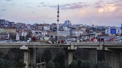 İzmir'de hafif ticari araca çarpan iş makinesi yüklü tırın viyadükten düşmesi sonucu 3 kişi yaralandı