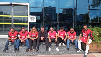 İzmir Karabağlar'da belediye işçileri alacaklarının ödenmediği gerekçesiyle eylem yaptı