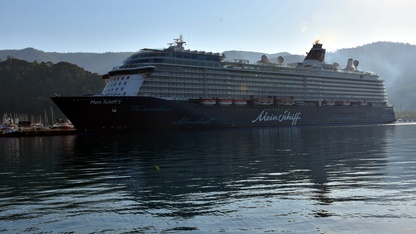 "Mein Schiff 5" kruvaziyeri 2 bin 490 yolcusuyla Marmaris Limanı'na yanaştı