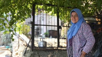 Mahallesini terk etmeyen kadın evleri orman yangınından korudu 