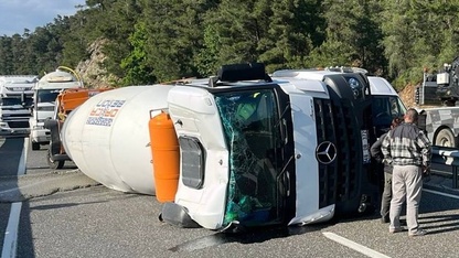 Marmaris'te devrilen beton mikseri ulaşımı aksattı
