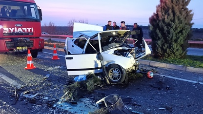 Manisa'da üç otomobilin karıştığı kazada 2 kişi ölü, 5 kişi yaralandı